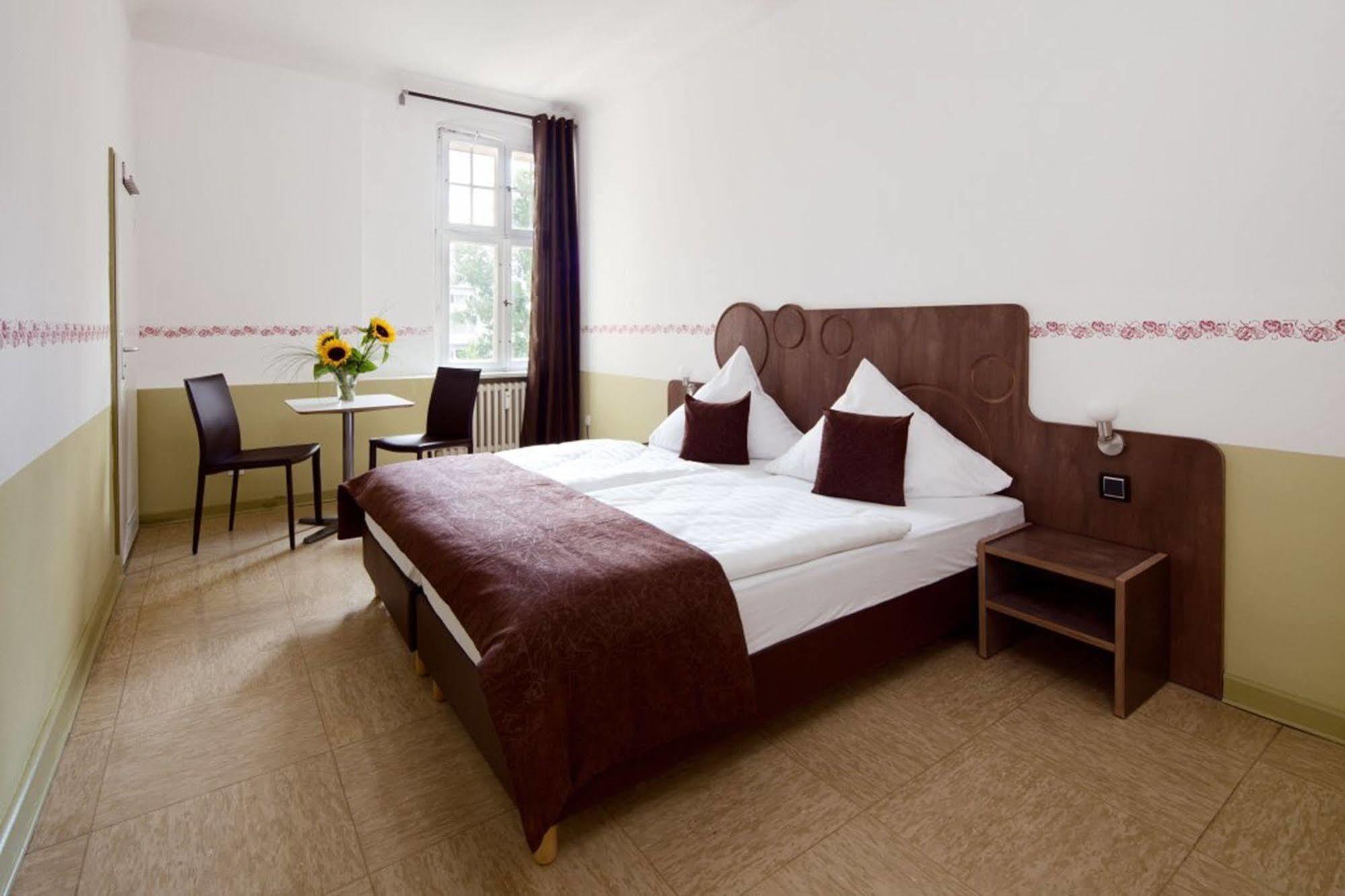 Three Little Pigs Hostel - Your Berlin Castle Exterior photo